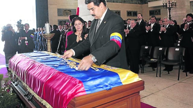 Nicolás Maduro duerme en tumba de Hugo Chávez
