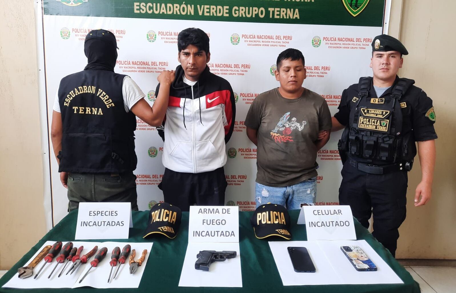 A dos varones con antecedentes delictivos se les halló un arma de fuego y otros artículos