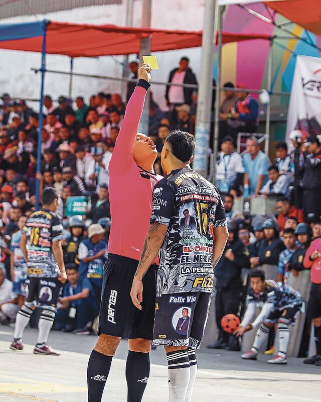 Jugador se cuadra intimidante ante valiente decisión arbitral.