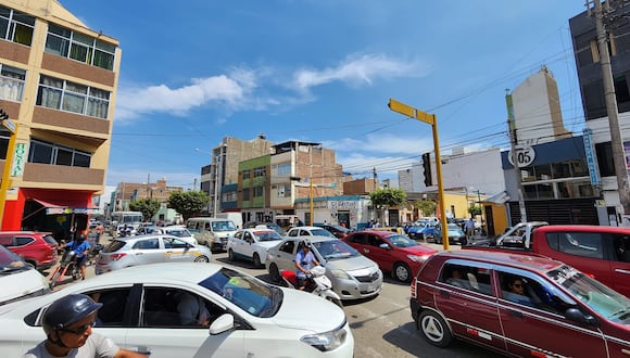Tráfico se registra en las calles de Chiclayo debido a falta de señalización y a semáforos malogrados.