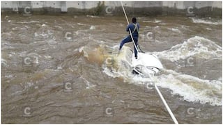 Vehículo se sumerge en turbulentas aguas del río Ichu y conductor muere (VIDEO)