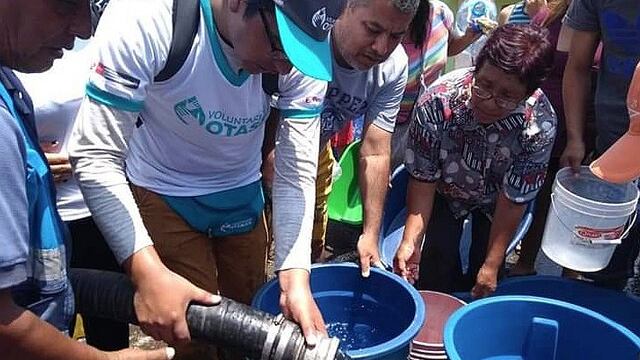 Voluntarios llegan a Moquegua para repartir agua a la población afectada por huaicos