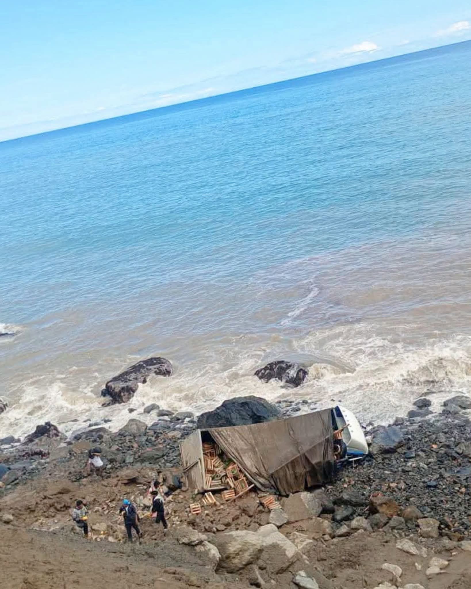 Camión cargado de frutas cayó a un barranco a orillas del mar, tras el huaico en la Panamericana Sur, Atico-Ocoña. Foto: Difusión.
