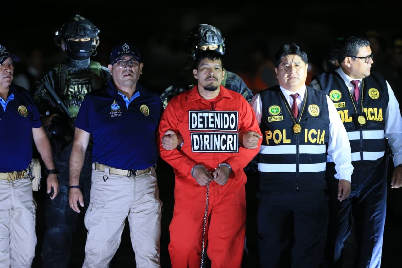 El presunto cabecilla de la organización criminal Los Injertos del Cono Norte arribó al Callao bajo estrictas medidas de seguridad.