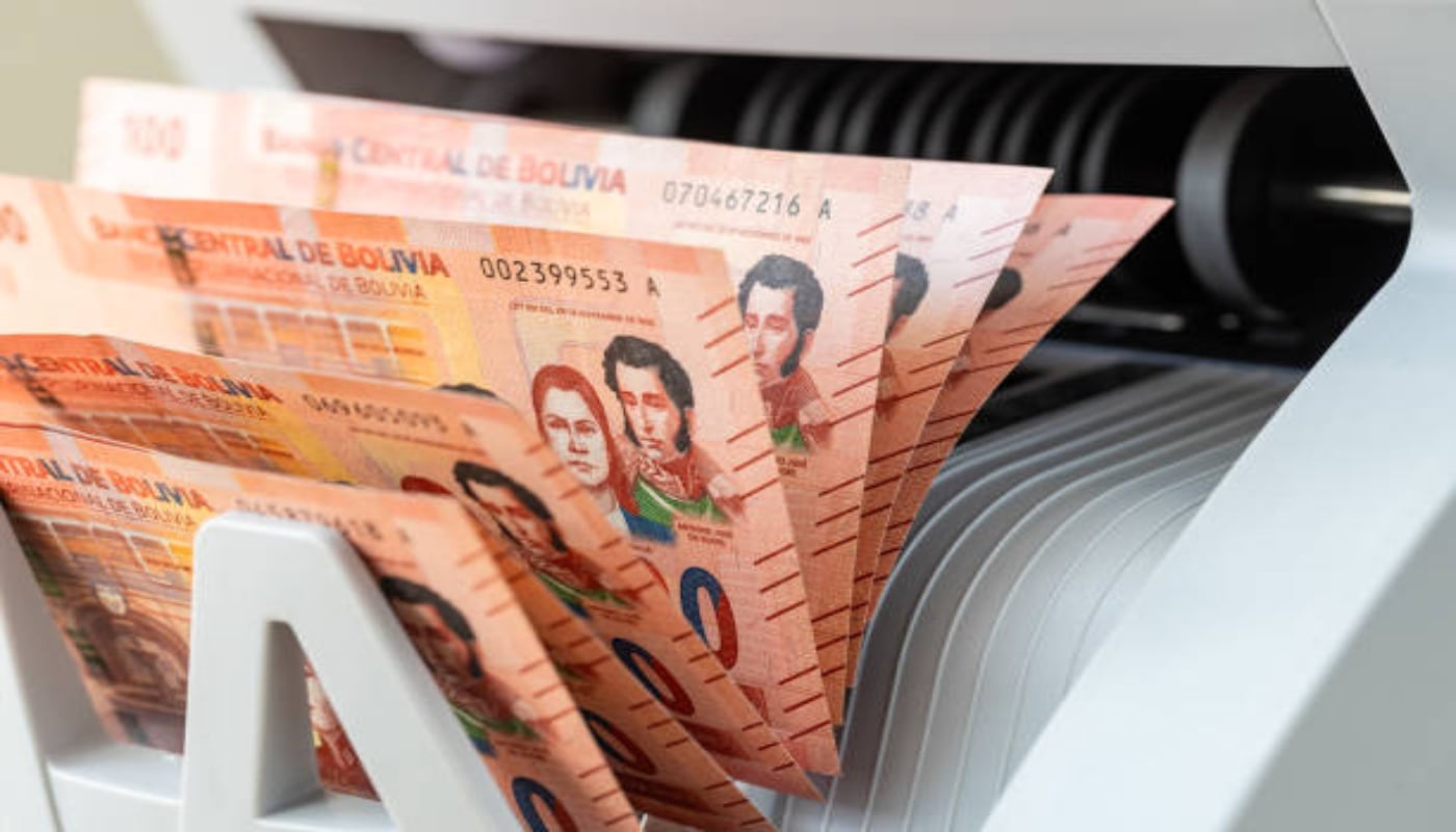 El incremento salarial se da en un contexto de crisis económica, falta de dólares, inflación y desabastecimiento de combustibles, según informó el Gobierno boliviano. (Foto: iStock)