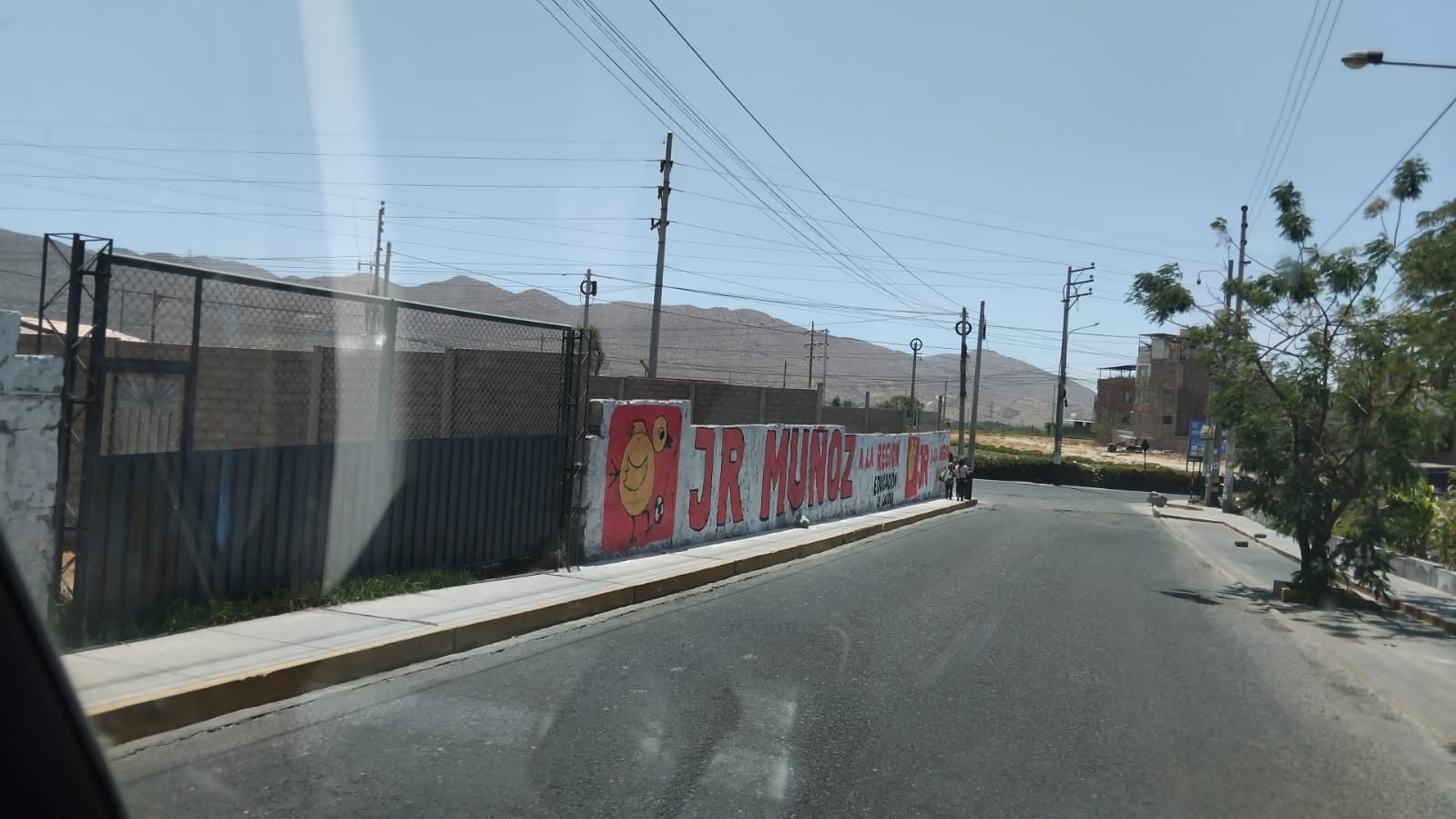 Pintas en paredes con la frase "JR Muñoz y el logo al movimiento que está afiliado el alcalde de Socabaya, Roberto Muñoz. Foto: Cortesía GEC.