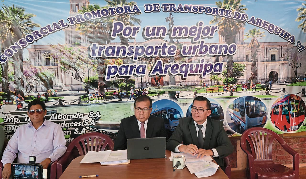 Asesores legales de los transportistas. Foto: Omar Cruz/GEC