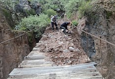 Limpian puente peatonal y colgante en La Unión