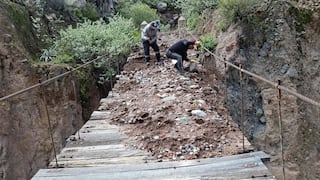 Limpian puente peatonal y colgante en La Unión
