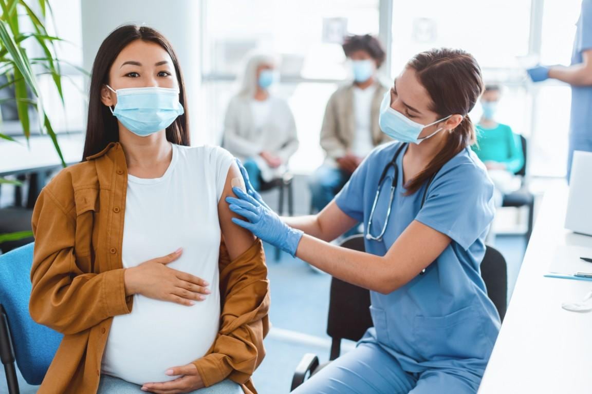 La vacuna contra el virus respiratorio sincitial se aplica en una sola dosis a mujeres entre las semanas 32 y 36 de embarazo. La protección se transmite al bebé mediante anticuerpos maternos y busca reducir el riesgo de infecciones respiratorias graves durante sus primeros meses de vida.