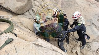 Trujillo: Policía rescata a dos jóvenes atrapados en la montaña Chiputur