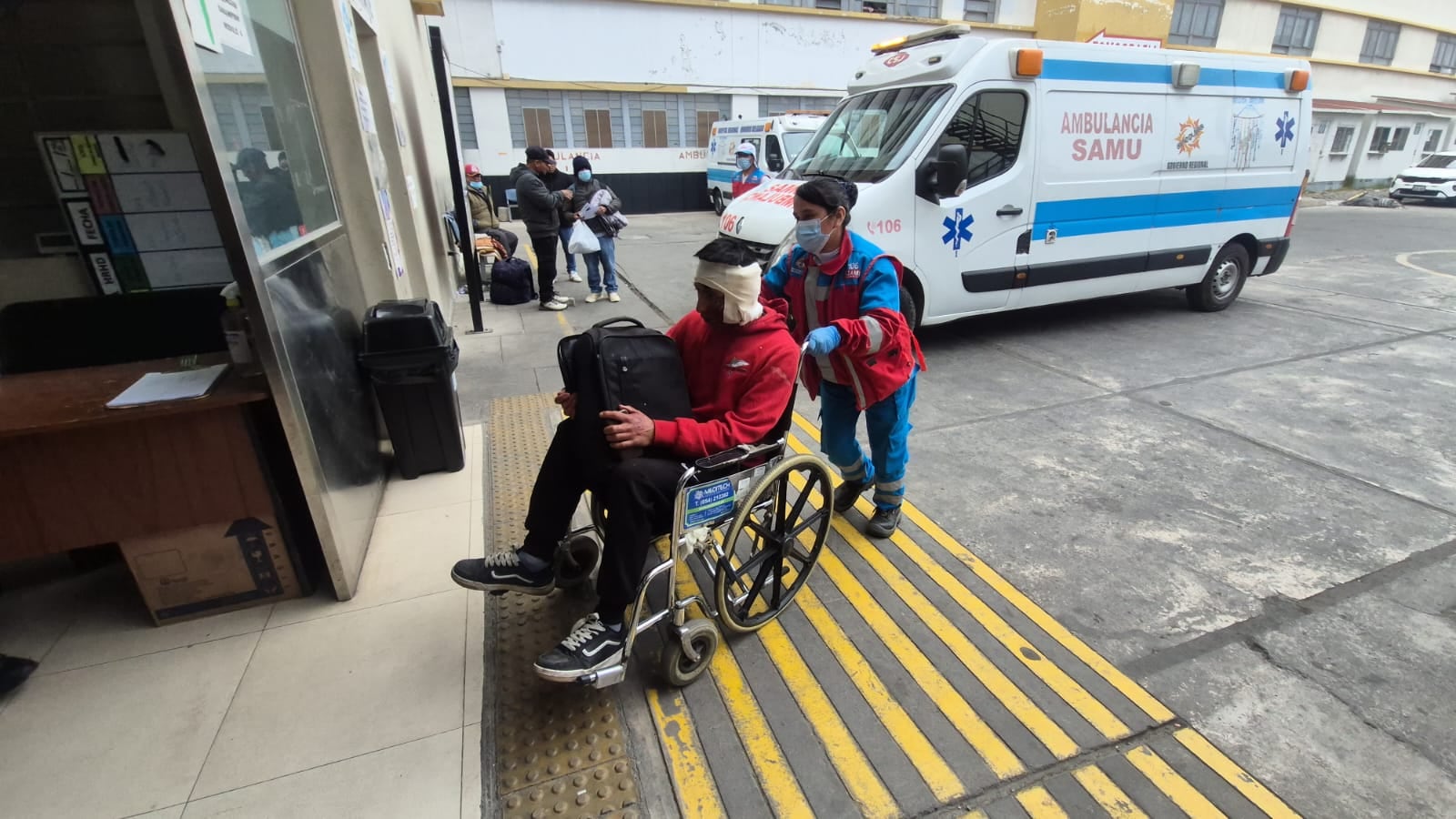 Motociclistas que chocaron contra auto cuando escapaban de la Policía en Arequipa fueron trasladados al hospital Honorio Delgado Espinoza (Foto: Pedro Torres/@photo.gec)