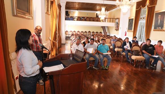 El alcalde provincial, Arturo Fernández, los criticó por su falta de transparencia y cumplimiento con esta formalidad.
