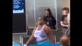 Mujer lanza computadora a empleado de aerolínea tras perder a sus hijos en Aeropuerto de Miami (VIDEO)
