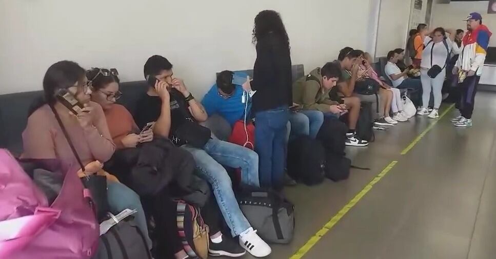 Decenas de pasajeros protestaron en el aeropuerto debido a que la empresa responsable del vuelo canceló el mismo por la presencia de neblina.