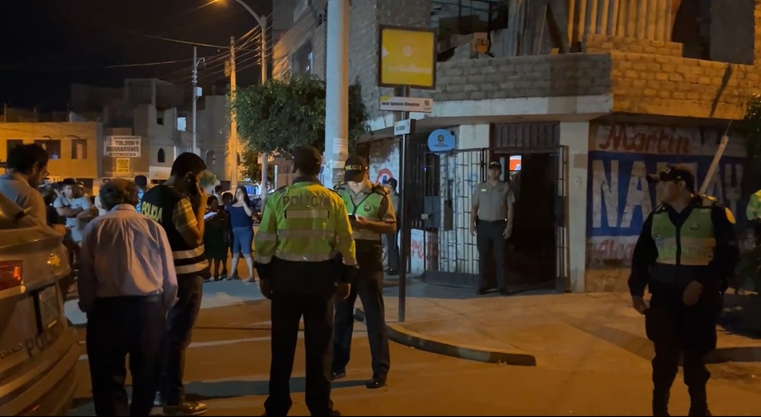 Las víctimas, identificadas como Santos Magan Aponte y Brallan Magan Moreno, se encontraban tomando cerveza en un local céntrico. Además, hay un herido.