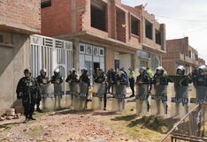 Puno: Encuentran camioneta robada en una cochera y agraviados apedrean el inmueble