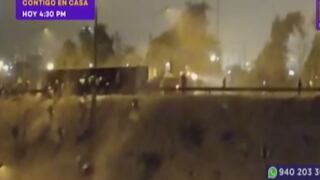 El Agustino: saquean camión que volcó en autopista Ramiro Prialé (VIDEO)