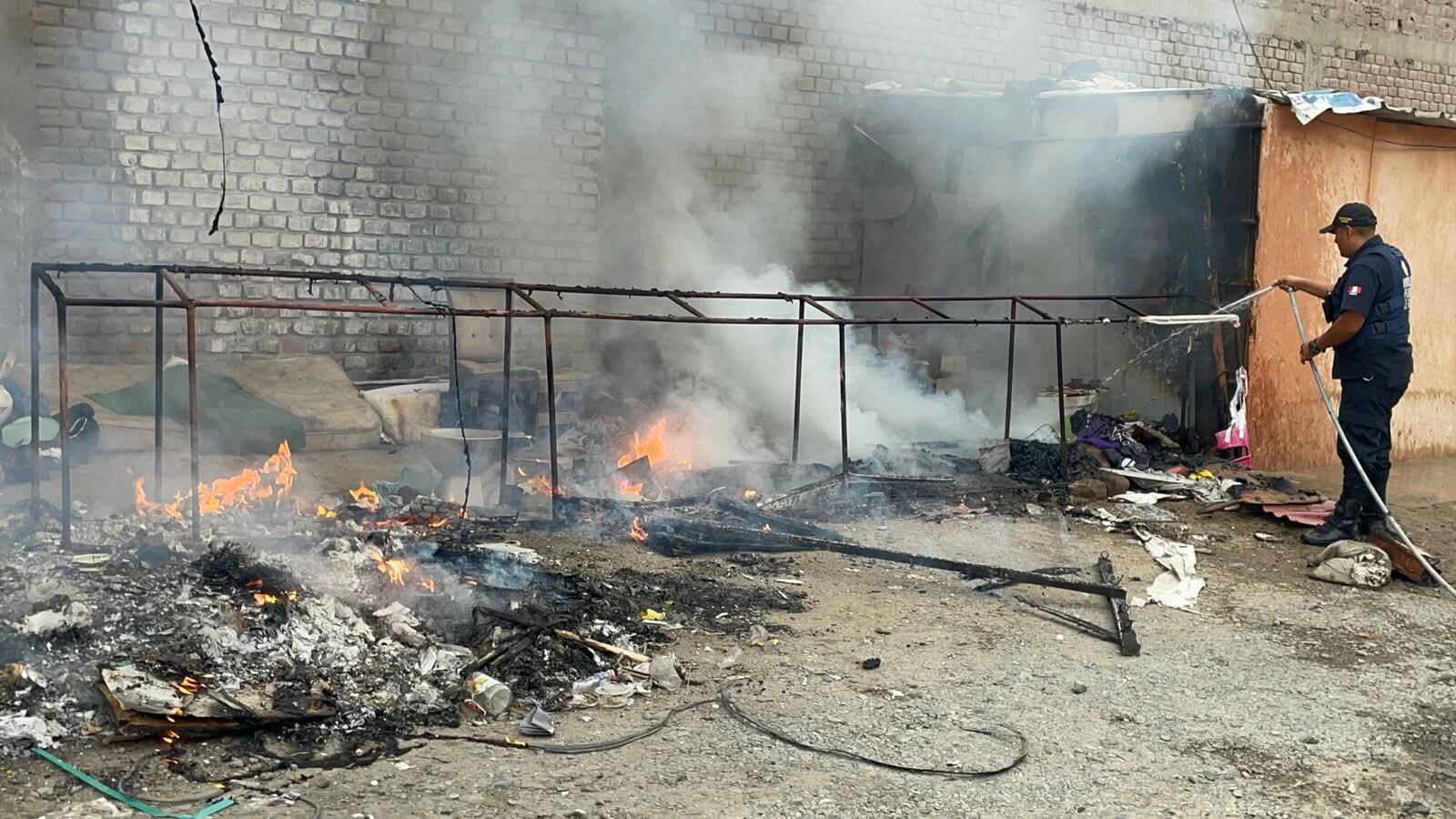 El fuego fue controlado a tiempo, impidiendo que las llamas se propaguen a otras estructuras cercanas.