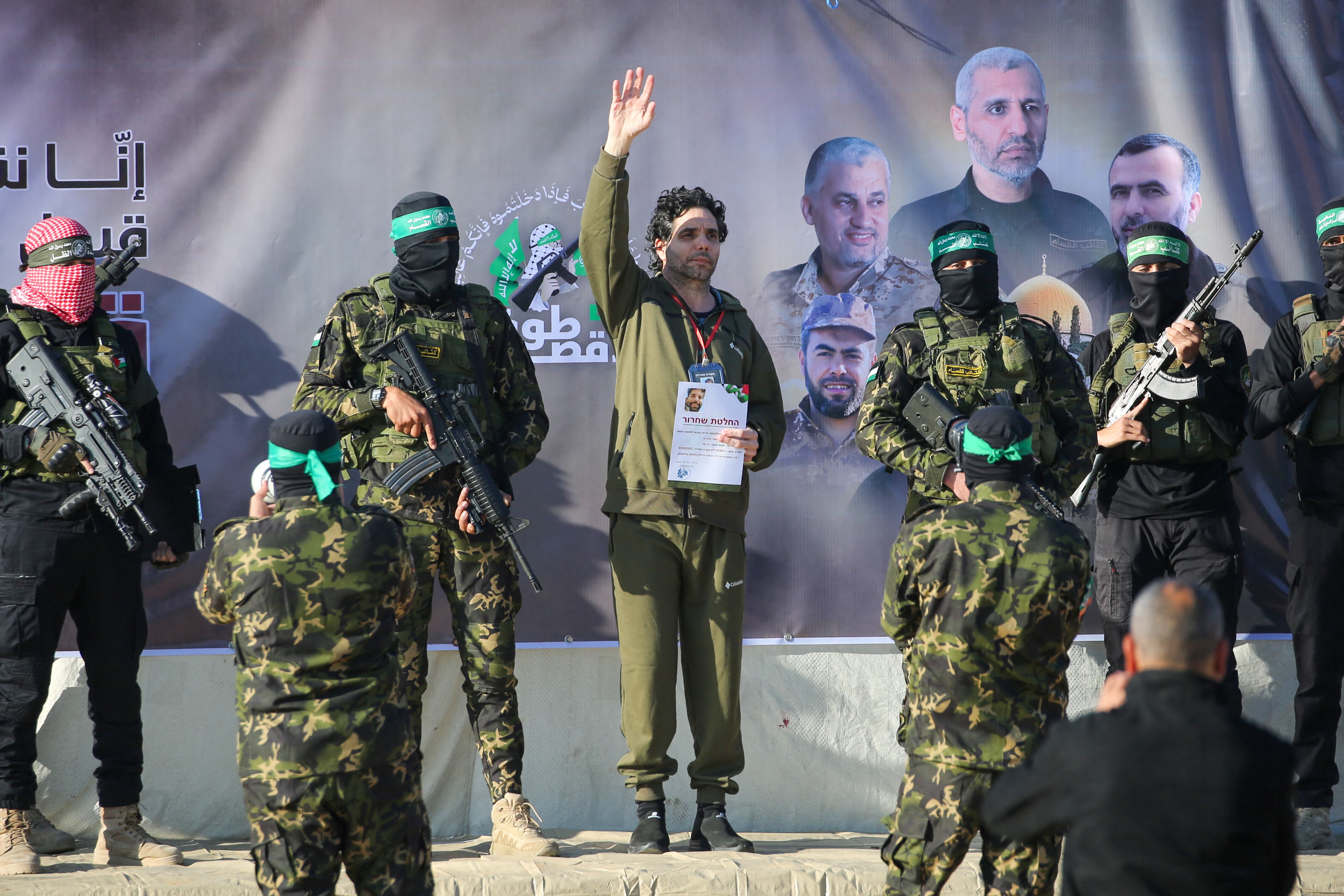 Combatientes del grupo militante palestino Hamás escoltan al rehén franco-israelí Ofer Kalderon. (Foto de Eyad BABA / AFP)
