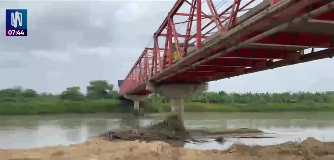 Especialistas alertaron que la acumulación de sedimentos, daños en la estructura y el paso de vehículos con mayor peso ponen en riesgo una de las principales vías de conexión de la región. FOTO: CAPTURA CANAL N