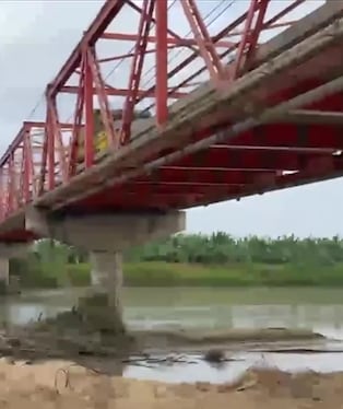 Especialistas alertaron que la acumulación de sedimentos, daños en la estructura y el paso de vehículos con mayor peso ponen en riesgo una de las principales vías de conexión de la región. FOTO: CAPTURA CANAL N