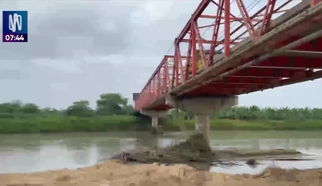 Especialistas alertaron que la acumulación de sedimentos, daños en la estructura y el paso de vehículos con mayor peso ponen en riesgo una de las principales vías de conexión de la región. FOTO: CAPTURA CANAL N