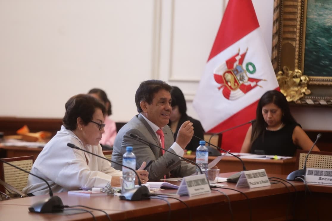 Tomás Gálvez expuso ante el Congreso un proyecto de ley orgánica y alertó sobre impacto de la falta de recursos en la autonomía fiscal. Fotos: Violeta Ayasta/@photo.gec