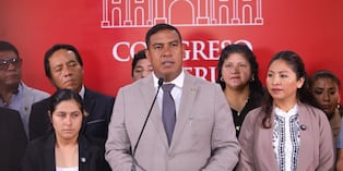 Ernesto Zunini, portavoz de Juntos por el Perú, lideró la conferencia de prensa de la bancada. Foto: GEC.