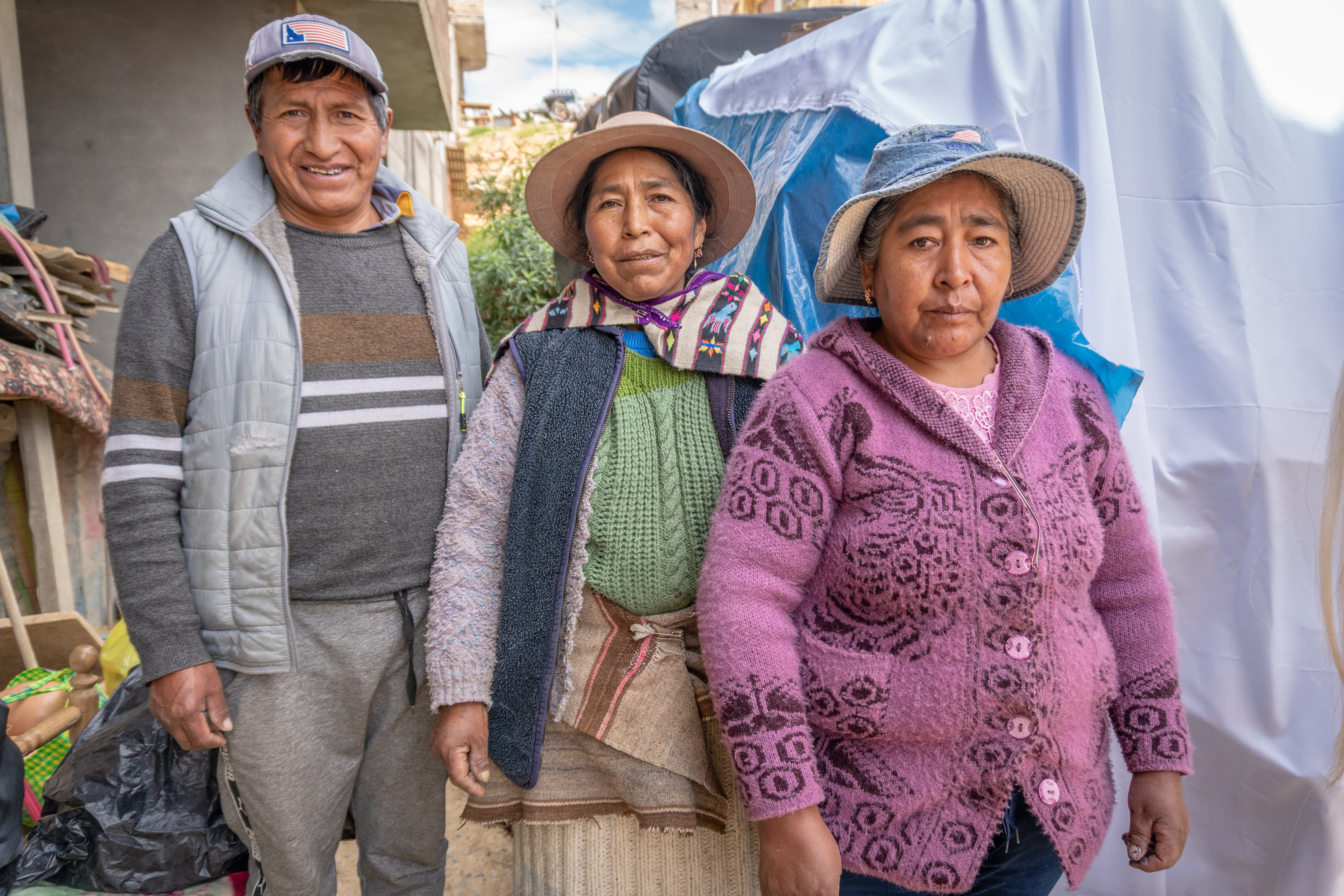 Sus vecinos ahora son sus ayudantes. Tampoco se imaginaron que un día harían máscaras. Foto: Lars Córdova.