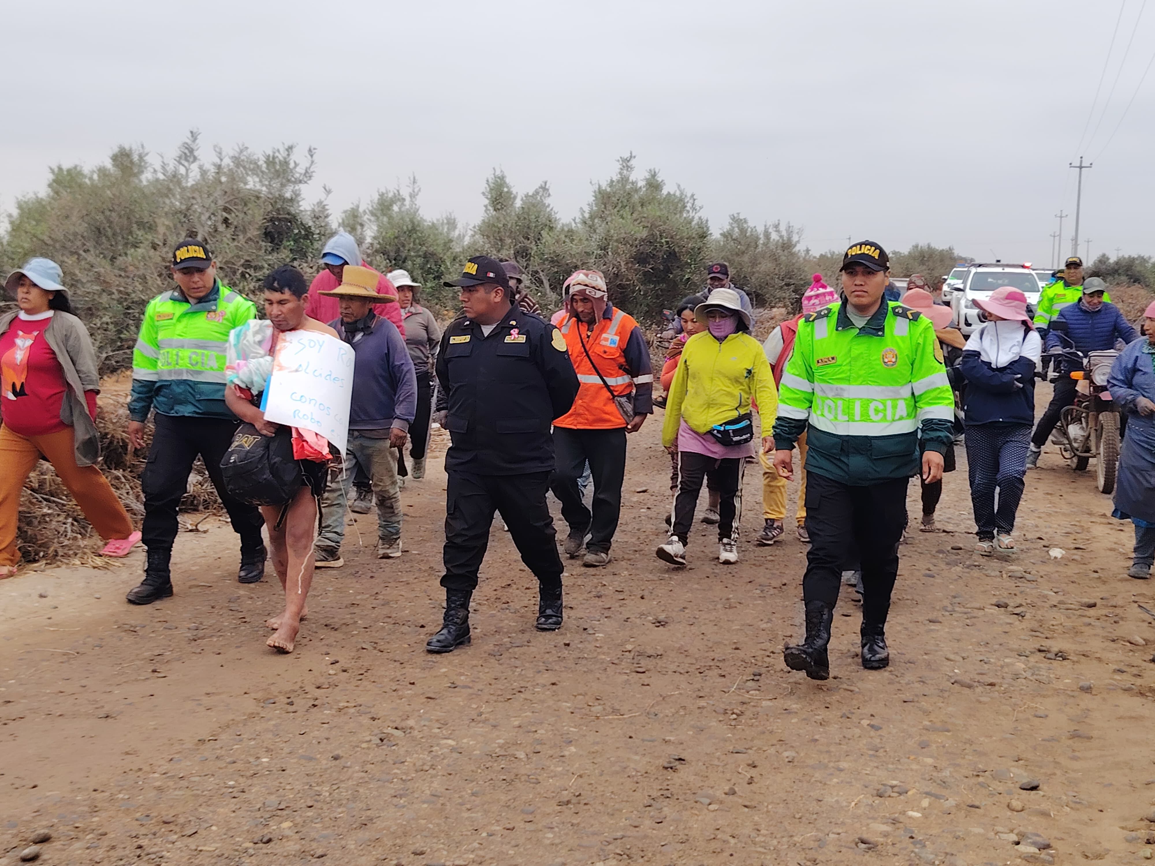Policías del puesto de auxilio rápido de La Yarada Los Palos rescataron al varón. (Foto: Difusión)