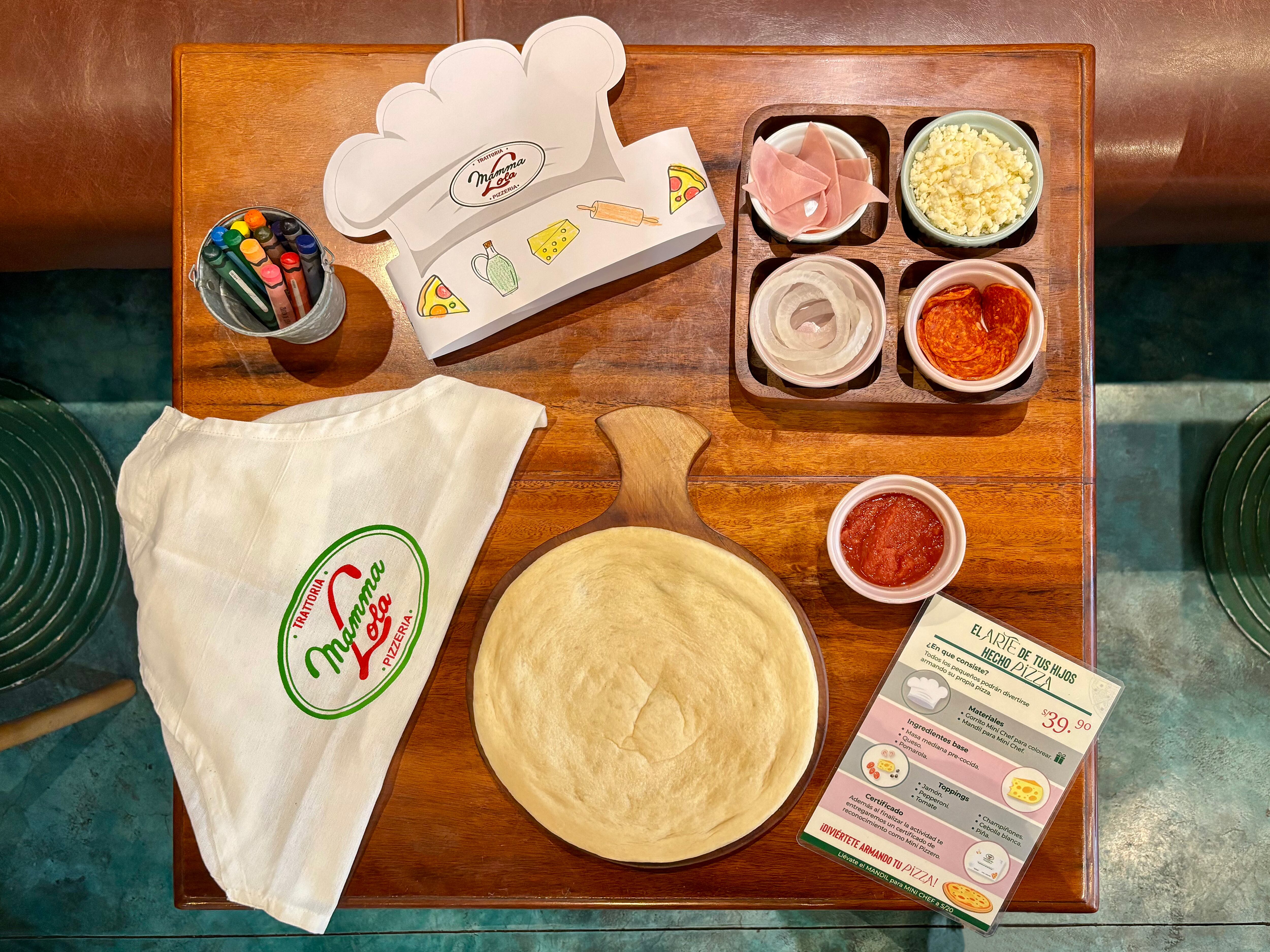 La experiencia gastronómica de vacaciones permite que los más pequeños preparen su propia pizza artesanal mientras los padres disfrutan de la carta del restaurante.