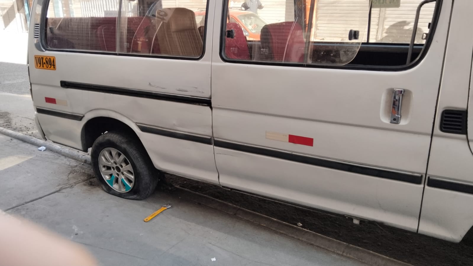 Unidad terminó con las llantas desinfladas