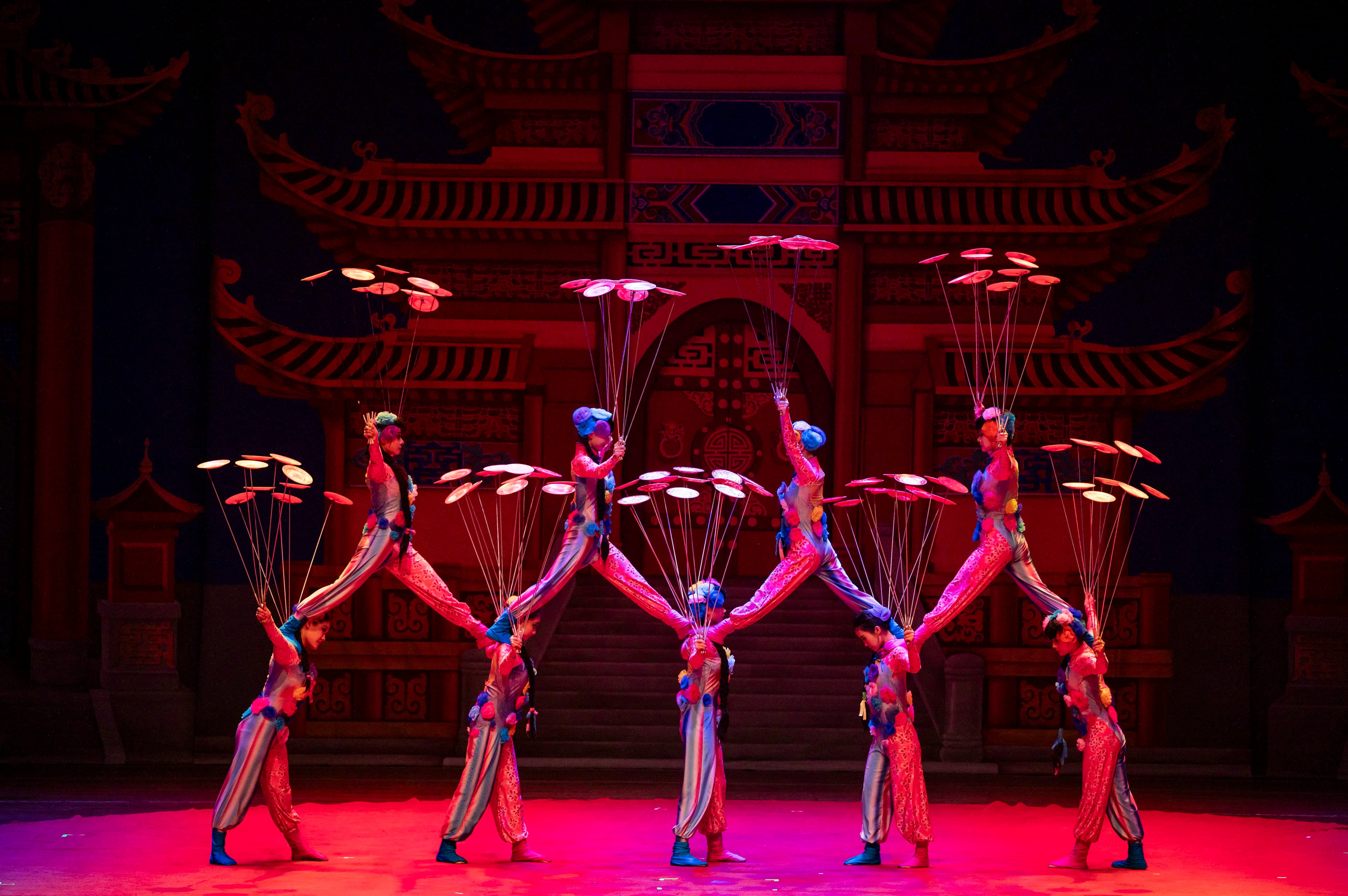 Fundada en 1950 bajo el auspicio del Gobierno Central de China, la China National Acrobatic Troupe ha recorrido más de 80 países.