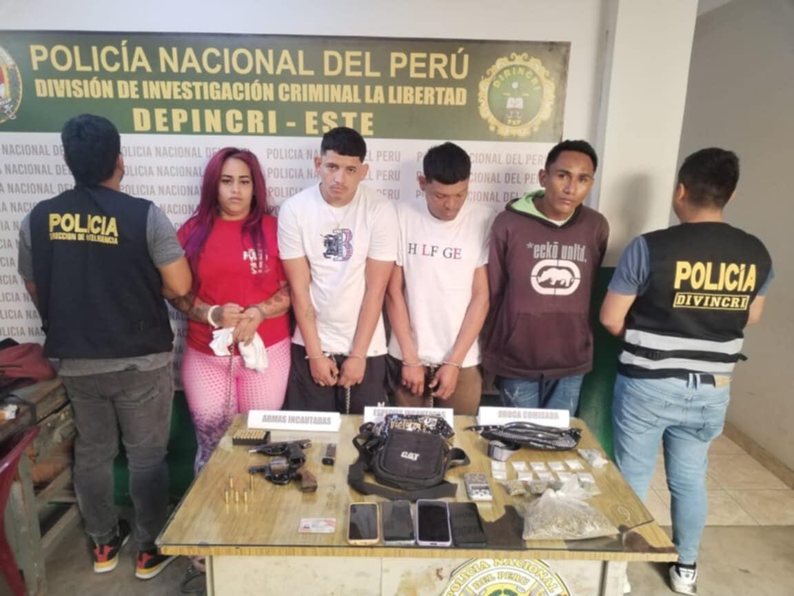 La detención se realizó en un inmueble ubicado en la cuadra 5 del jirón Unión, en el distrito de Trujillo, donde los sospechosos fueron sorprendidos en posesión de armas de fuego y droga.
