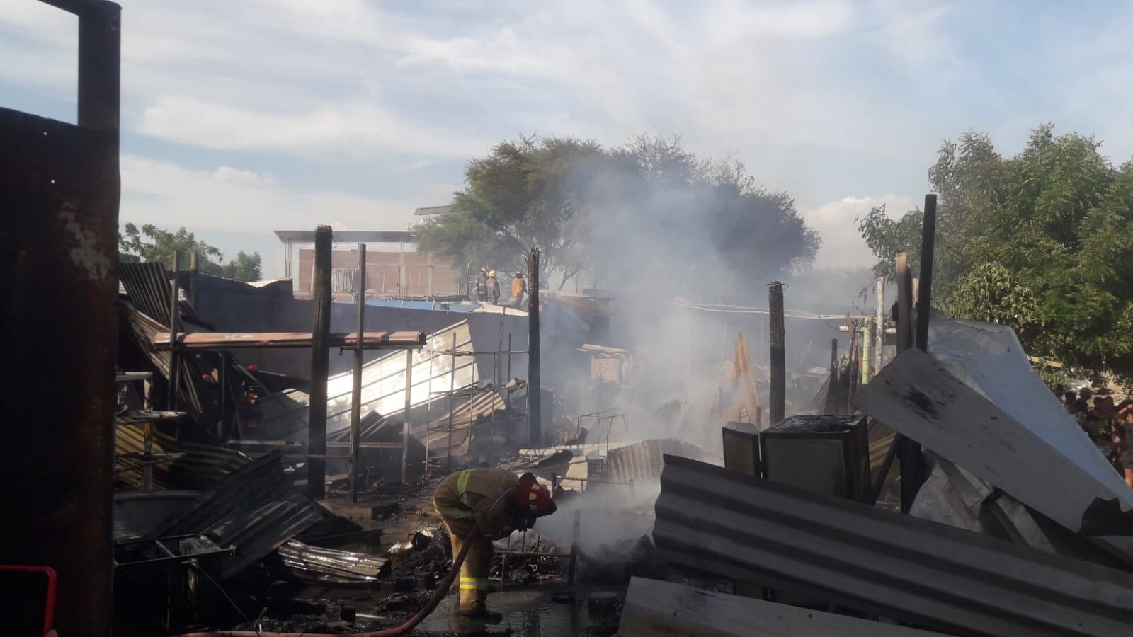 Las viviendas eran de material rústico. Las personas piden apoyo a las autoridades