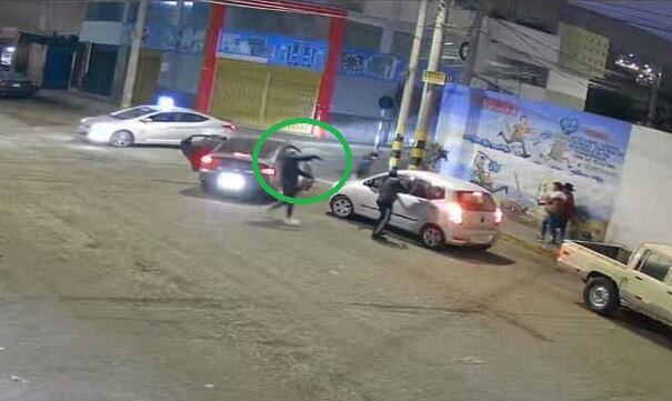 Delincuente hizo disparos a auto para arrebatar dinero a sus ocupantes