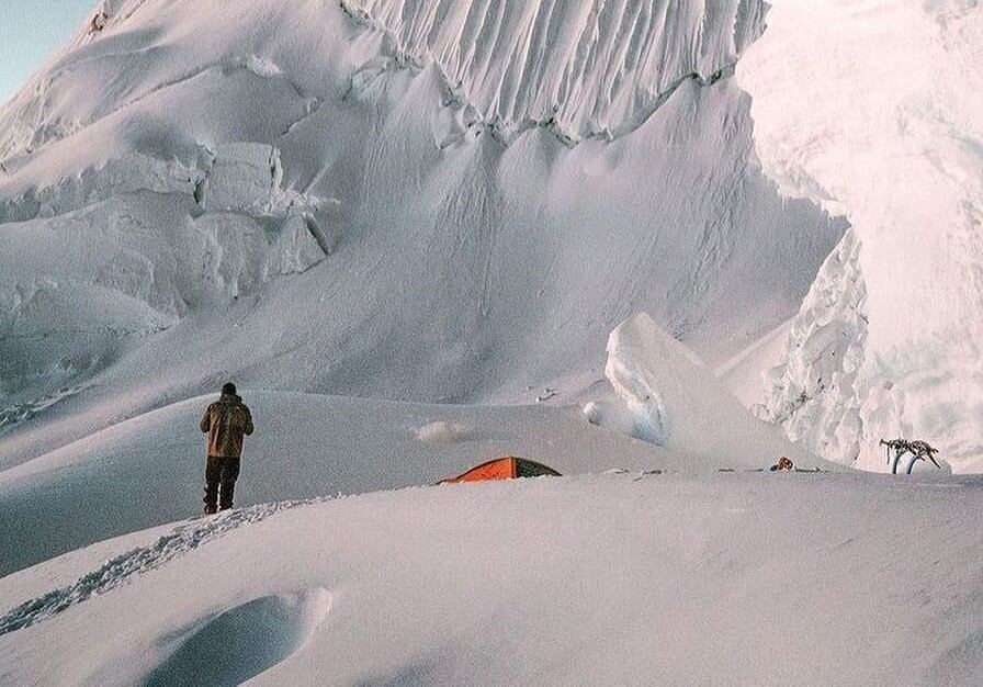 Personal especializado de la Policía se trasladó hasta el nevado de Alpamayo para las labores de rescate.