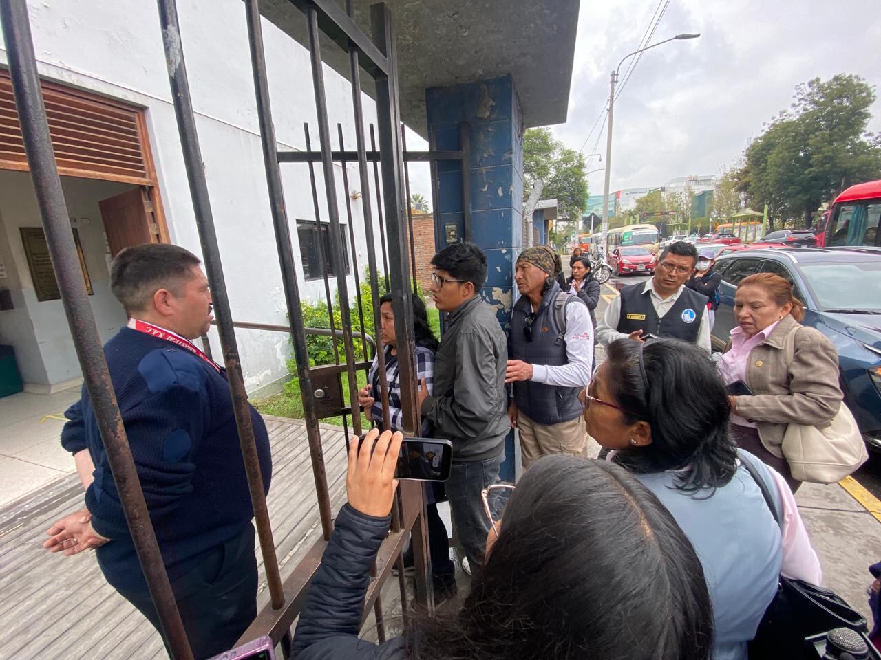 Familiares de víctimas llegaron a la morgue de Arequipa. (Foto: GEC)