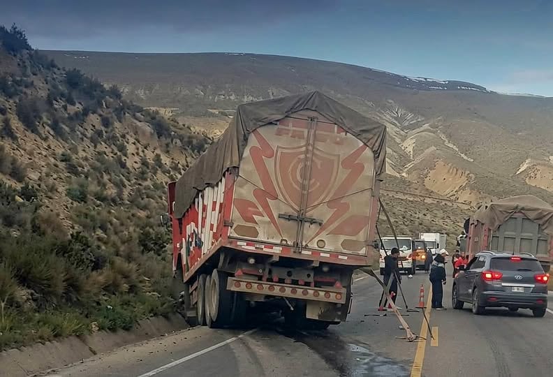 Un muerto y dos heridos deja despiste de camión en la vía Arequipa-Puno. Foto: GEC.