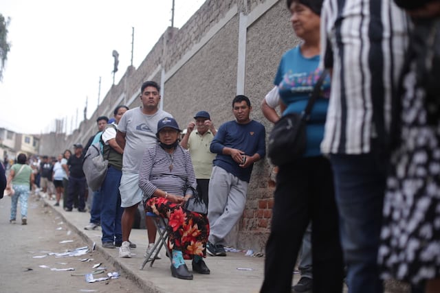 Se apertura las mesas de sufragio en el colegio San Luis Gonzaga de SJM, personas aún tienen quejas por el trabajo del personal de ONPE (Fotos: Julio Reaño/@photo.gec)