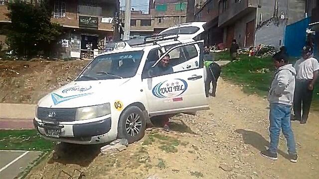 Chofer no suelta freno para evitar que su auto caiga a una pendiente, en Huancayo