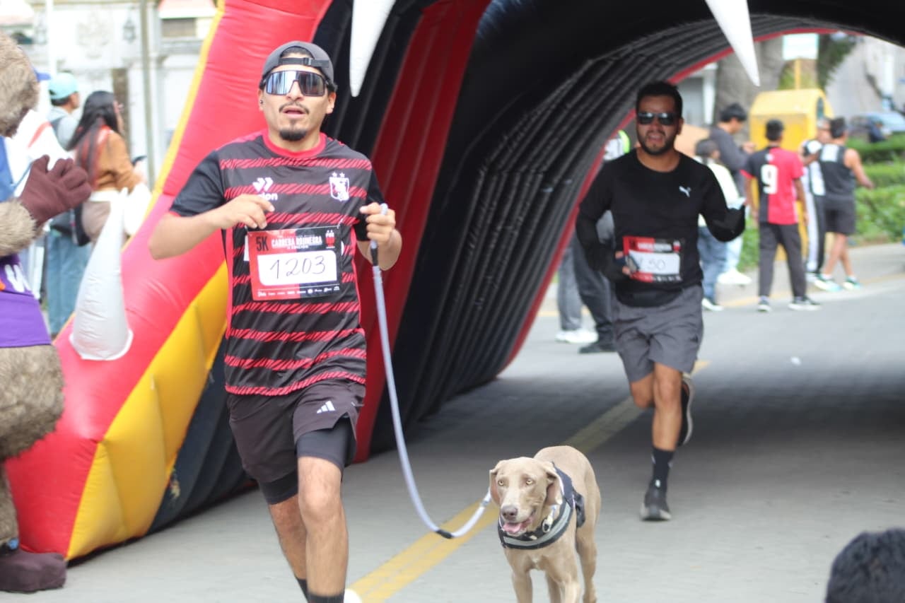Carrera Rojinegra 5k por el aniversario del FBC Melgar. (Foto: Álvaro Figueroa/@photo.gec)