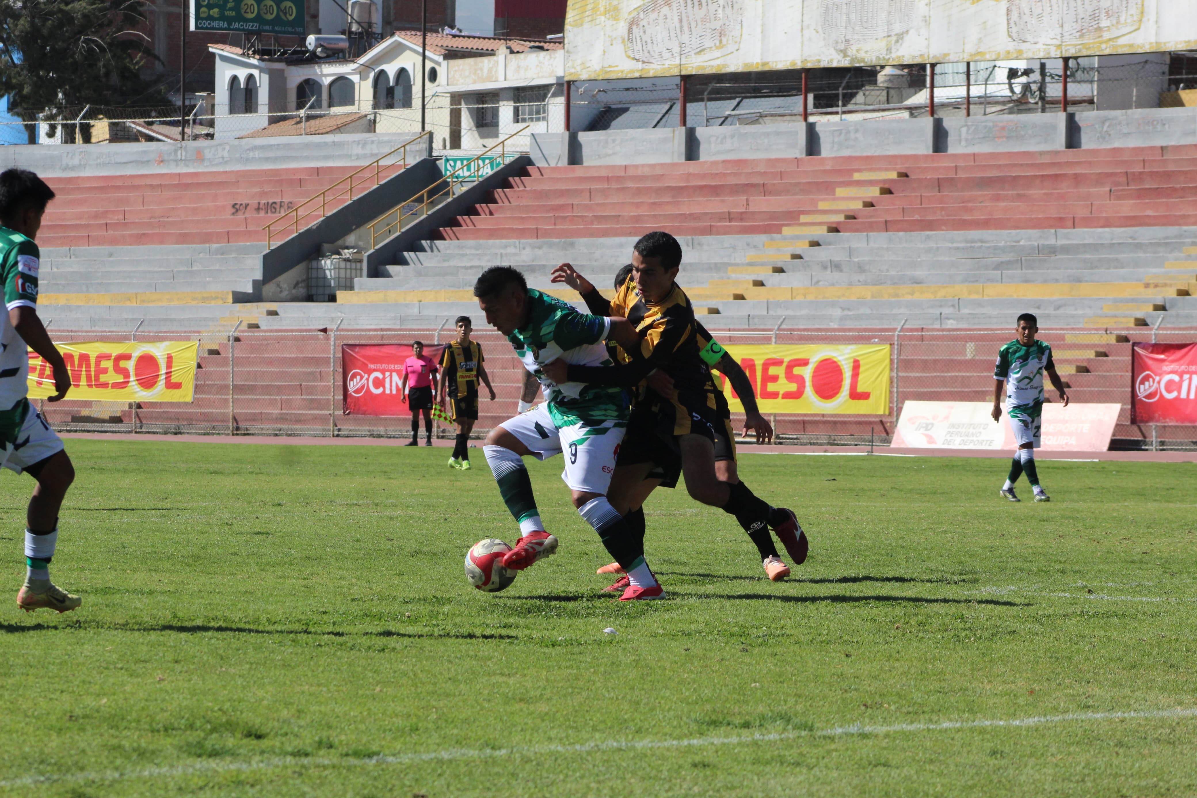 FBC Aurora (Cercado) vs. Amigos de la PNP (Cayma). Foto: Álvaro Figueroa.