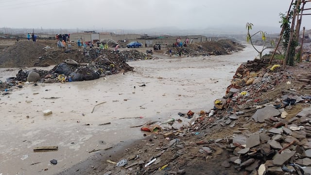 Debido a las fuertes lluvias registradas en toda la provincia de Trujillo, la quebrada San Idelfonso que se ubica en el distrito de El Porvenir se activó.