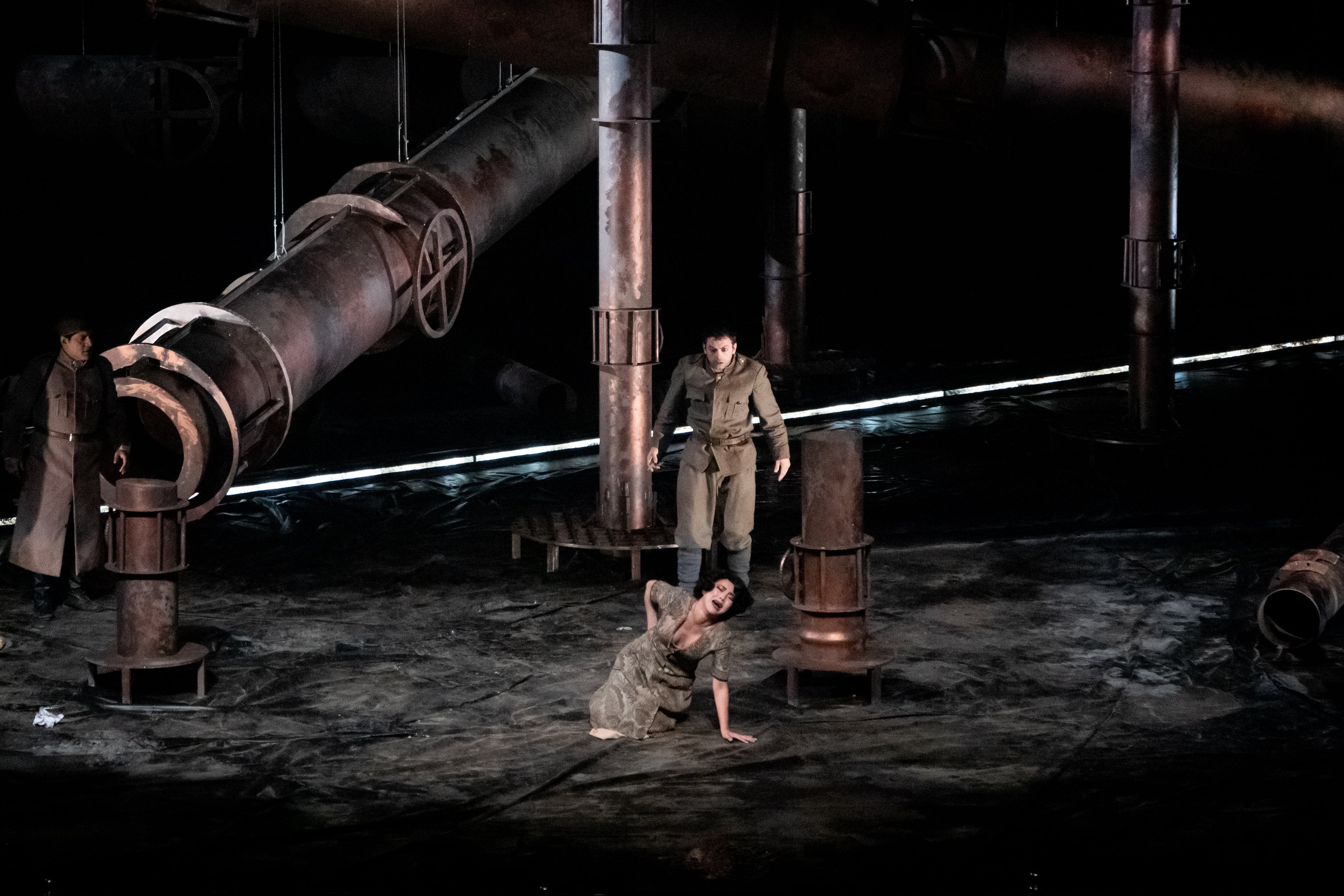 Andrea Alvarado y Fernando Luque en 'Otelo', dirigida por Jean Pierre Gamarra. (Foto: Pablo Macalupú)