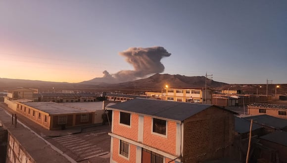 El volcán Ubinas al momento de la explosión. Foto: Cortesía