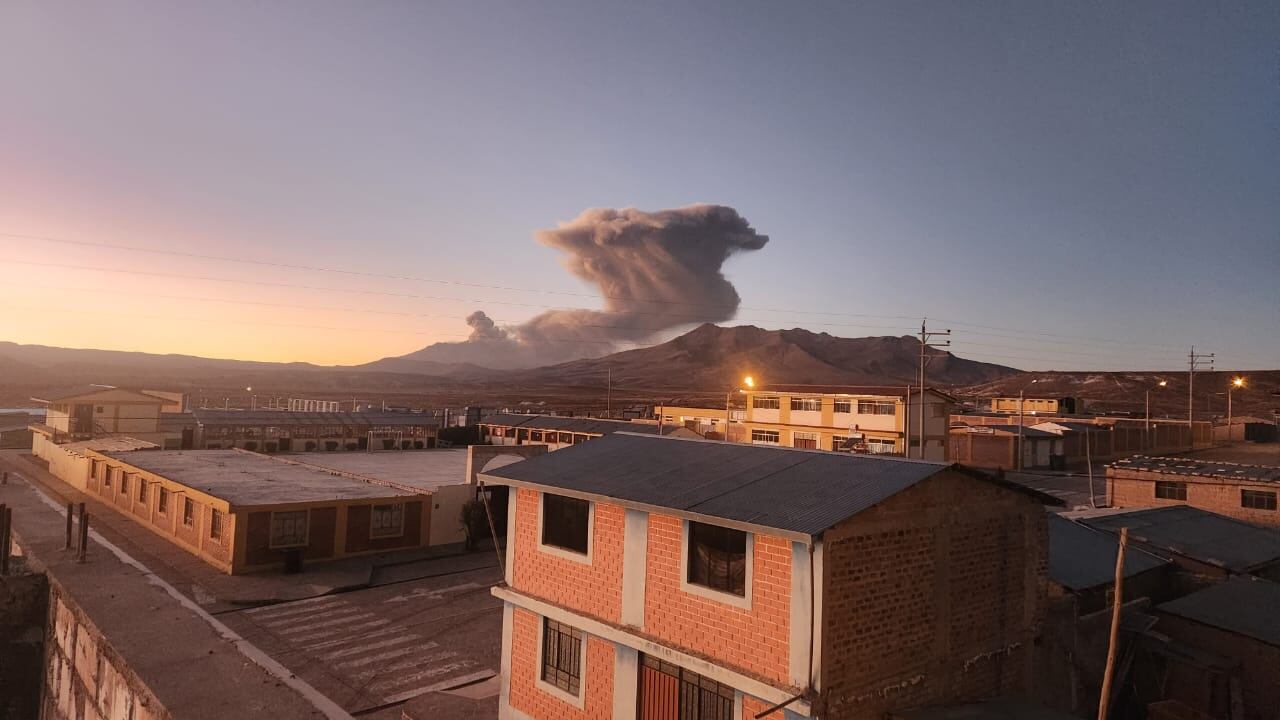El volcán Ubinas al momento de la explosión. Foto: Cortesía