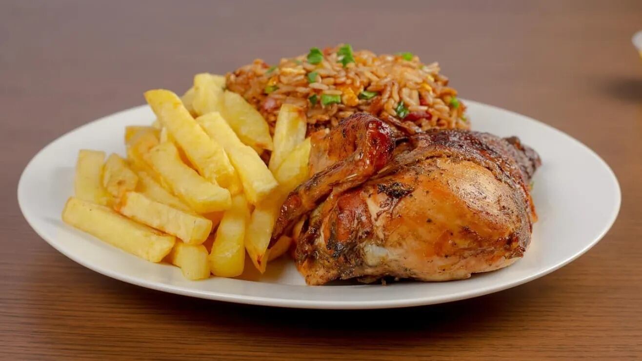 Este plato, que fusiona el arroz chaufa y el pollo a la brasa o broaster, conecta generaciones y resalta la riqueza multicultural de la gastronomía peruana, reafirmando su lugar como un ícono de innovación y sabor accesible para todos.