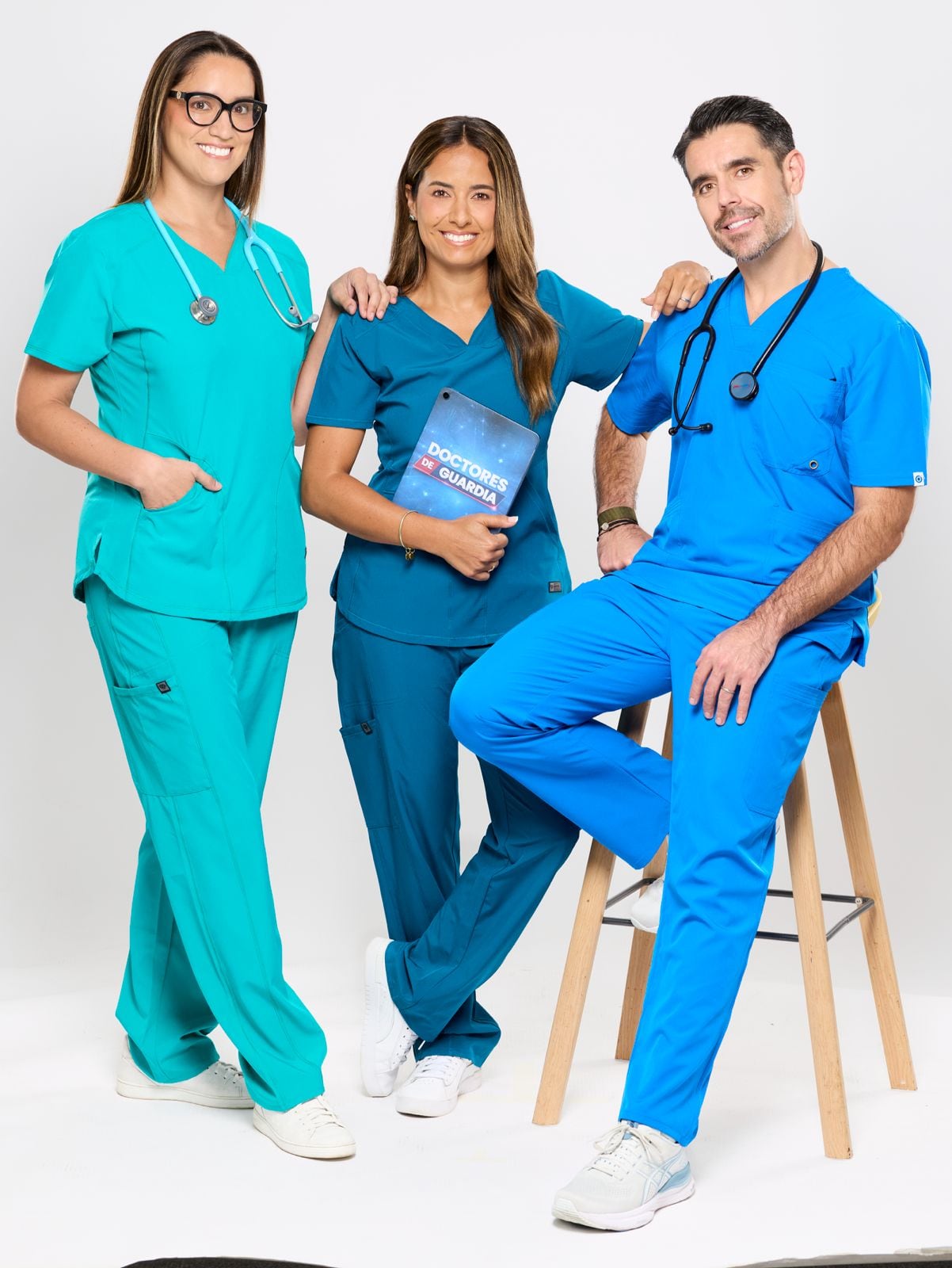 Doctores de Guardia” reúne a un equipo de especialistas encabezado por Sebastián Arrieta, acompañado por la ginecóloga Sara Castañeda y la psicóloga Romina Castro